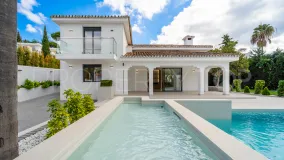 Buy villa with 4 bedrooms in Alhambra del Sol