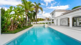 Buy villa with 4 bedrooms in Alhambra del Sol