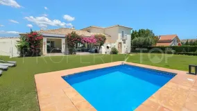 Chalet en venta con 4 dormitorios en Zona F