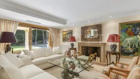 For sale villa with 5 bedrooms in Nueva Andalucia