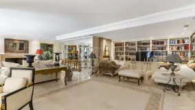 For sale villa with 5 bedrooms in Nueva Andalucia