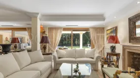 For sale villa with 5 bedrooms in Nueva Andalucia