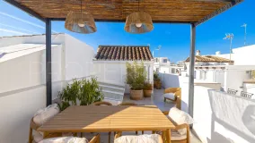 Comprar chalet con 3 dormitorios en Estepona