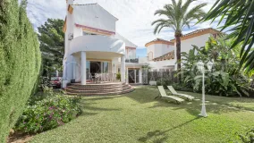 Buy 5 bedrooms chalet in Valdeolletas