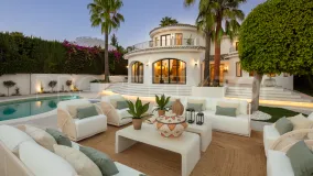 Buy villa with 5 bedrooms in Nueva Andalucia