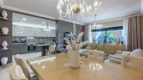 Comprar apartamento planta baja de 5 dormitorios en Benahavis