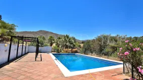 Comprar finca de 4 dormitorios en Mijas Costa