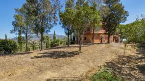 Comprar finca de 4 dormitorios en Mijas Costa
