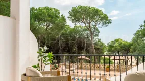 Apartamento planta baja en venta en Aloha con 2 dormitorios