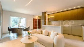 Apartamento planta baja en venta en Aloha con 2 dormitorios