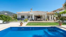 Se vende villa de 5 dormitorios en Marbella Este