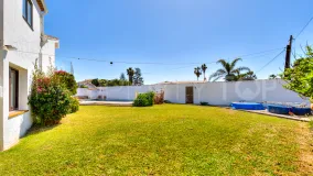 For sale 4 bedrooms chalet in Estepona