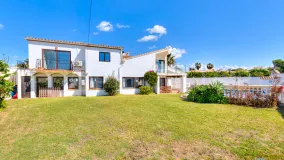 For sale 4 bedrooms chalet in Estepona