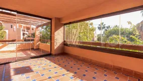 Comprar apartamento en Estepona Este con 4 dormitorios