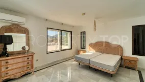 For sale villa in Nueva Andalucia with 4 bedrooms