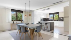 Comprar villa en Estepona con 4 dormitorios
