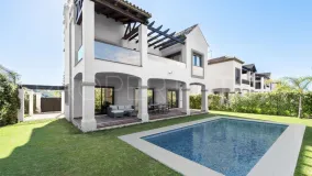 Comprar villa en Estepona con 4 dormitorios