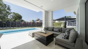 For sale villa with 4 bedrooms in Estepona