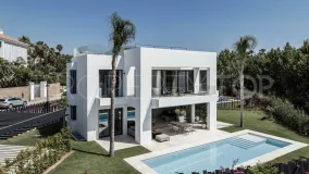 For sale villa with 4 bedrooms in Estepona