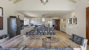 Villa en venta de 5 dormitorios en Zona F