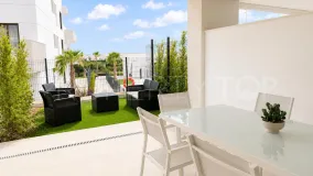 Apartamento planta baja con 3 dormitorios a la venta en Estepona