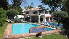 Villa en venta con 5 dormitorios en Elviria