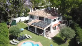 Villa en venta con 5 dormitorios en Elviria