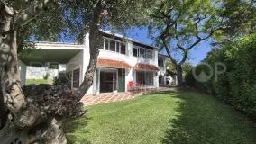 Villa en venta con 5 dormitorios en Elviria