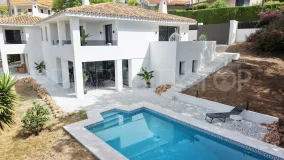 Comprar villa de 8 dormitorios en Elviria