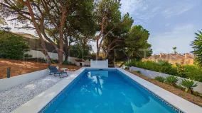 Comprar villa de 8 dormitorios en Elviria