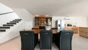 Comprar villa de 8 dormitorios en Elviria