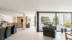 Comprar villa de 8 dormitorios en Elviria