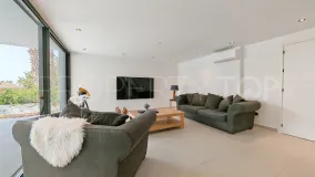 Comprar villa de 8 dormitorios en Elviria