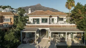 Buy villa with 5 bedrooms in Nueva Andalucia