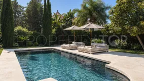 Buy villa with 5 bedrooms in Nueva Andalucia