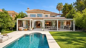 Buy villa with 5 bedrooms in Nueva Andalucia