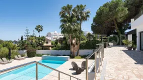 Villa de 4 dormitorios en venta en Nueva Andalucia