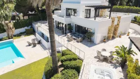Villa de 4 dormitorios en venta en Nueva Andalucia