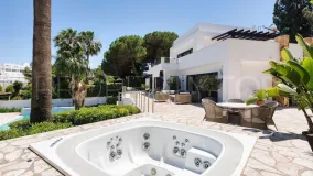 Villa de 4 dormitorios en venta en Nueva Andalucia