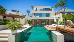 Comprar villa de 5 dormitorios en Nueva Andalucia