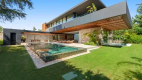 For sale villa in Nueva Andalucia with 6 bedrooms