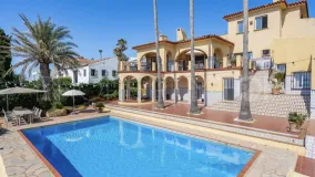 For sale Estepona West villa with 8 bedrooms