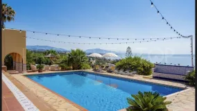For sale Estepona West villa with 8 bedrooms