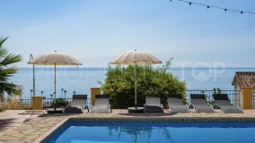 For sale Estepona West villa with 8 bedrooms