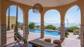 For sale Estepona West villa with 8 bedrooms