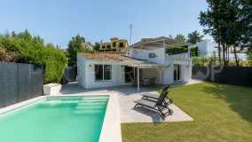 Chalet con 3 dormitorios en venta en Estepona Oeste