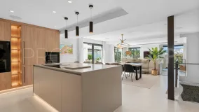 Comprar villa de 4 dormitorios en Nueva Andalucia