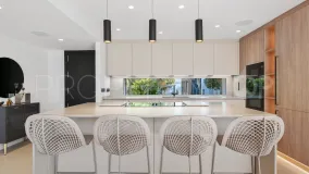 Comprar villa de 4 dormitorios en Nueva Andalucia