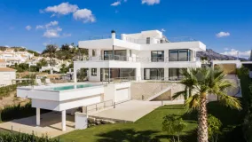 Villa for sale in Nueva Andalucia