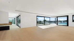 Villa for sale in Nueva Andalucia